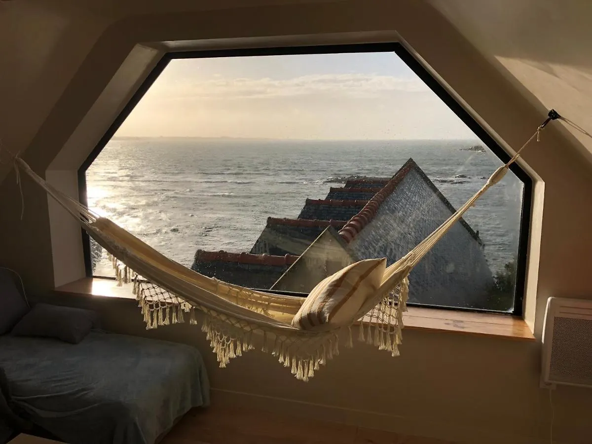 Magnifique Vue Mer, Dans Un Petit Appartement. Santec France